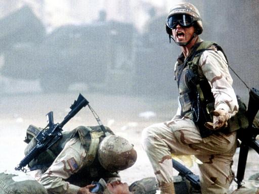 Der US-Elitesoldat Sergeant Matt Eversman (Josh Harnett, r.) kniet im Kinofilm "Black Hawk Down" während eines Gefechts in Somalias Hauptstadt Mogadischu bei einem verletzten Kameraden.