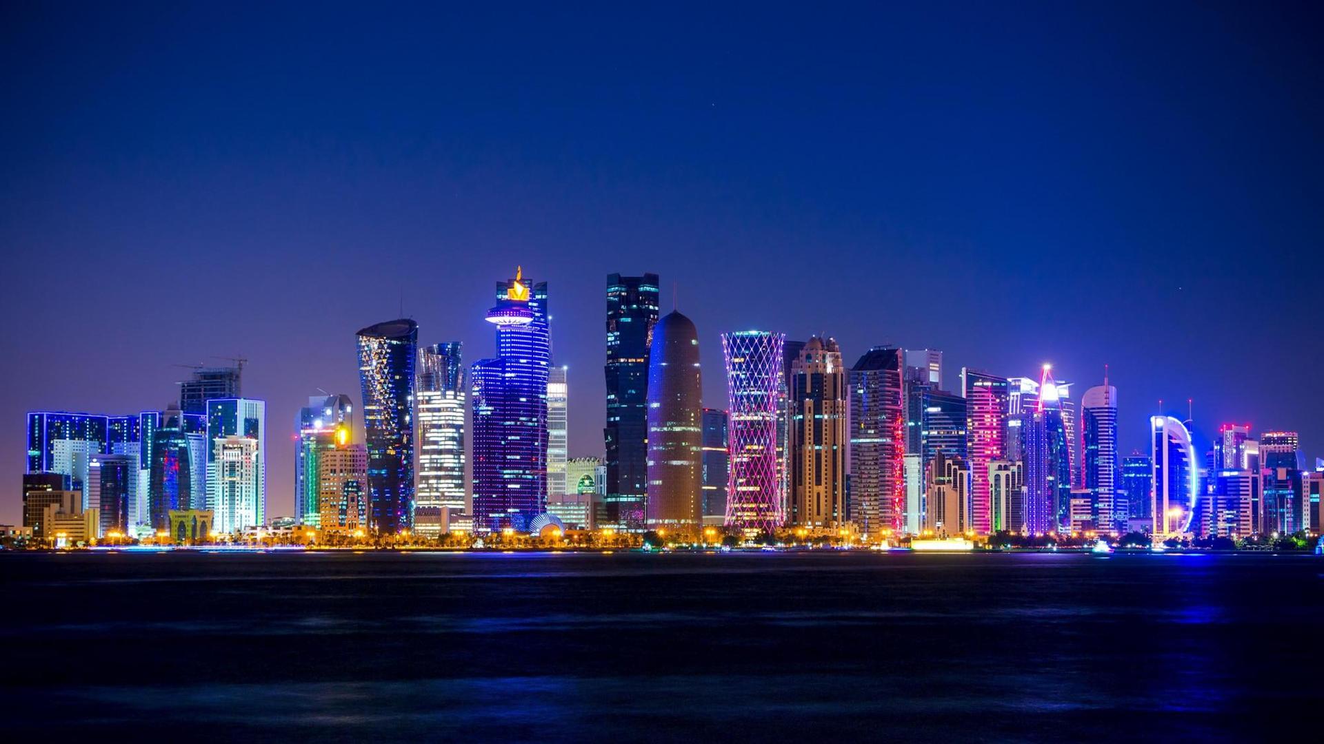 Blick auf die Skyline Dohas, die Hauptstadt des Golfemirats Katar