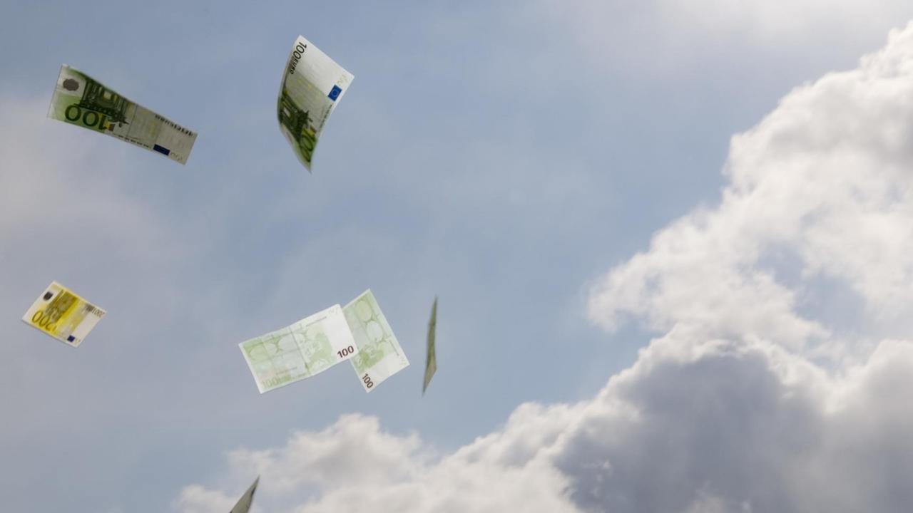 Fliegende Euroscheine vor Wolkenhimmel, Fliegende Euroscheine vor Wolkenhimmel,