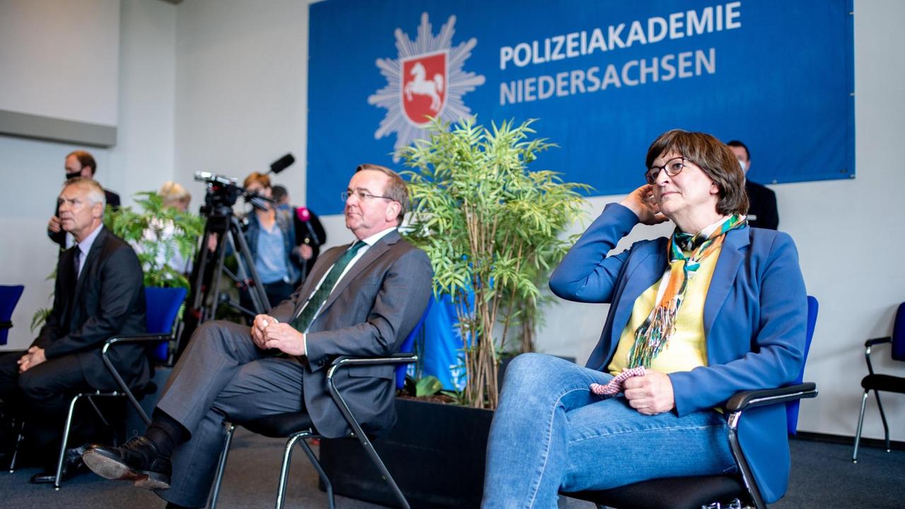 SPD-Co-Chefin Saskia Esken und der niedersächsische Landeschef Boris Pistorius besuchen eine Polizeiakademie am 11. Juni 2020
SPD-Co-Chefin Saskia Esken und der niedersächsische Landeschef Boris Pistorius besuchen eine Polizeiakademie am 11. Juni 2020
