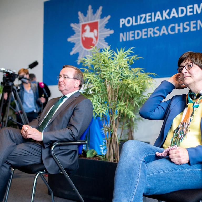 SPD-Co-Chefin Saskia Esken und der niedersächsische Landeschef Boris Pistorius besuchen eine Polizeiakademie am 11. Juni 2020
