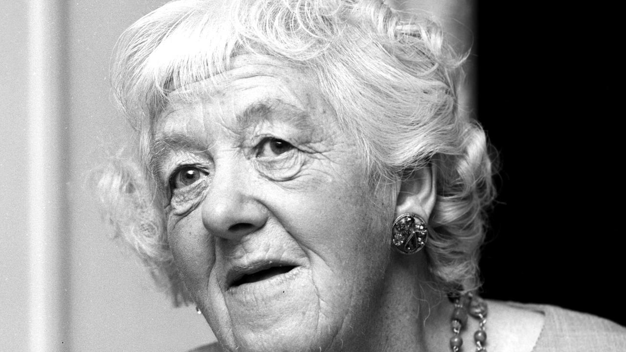 Die britische Schauspielerin Margaret Rutherford, aufgenommen im September 1966: Ihre bekannteste Rolle war die der Miss Marple, die schrullige Seniorin mit der Leidenschaft für Kriminalfälle, nach einer Figur der Krimiautorin Agatha Christie. Die britische Schauspielerin Margaret Rutherford, aufgenommen im September 1966: Ihre bekannteste Rolle war die der Miss Marple, die schrullige Seniorin mit der Leidenschaft für Kriminalfälle, nach einer Figur der Krimiautorin Agatha Christie.