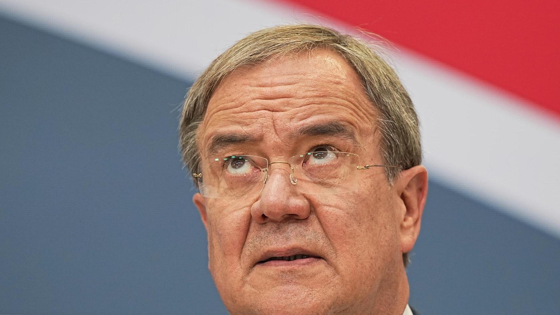 CDU-Kanzlerkandidat Armin Laschet gibt eine Pressekonferenz nach den Gremiensitzungen der Partei nach der Bundestagswahl 2021 im Konrad-Adenauer-Haus. Er blickt nach oben. CDU-Kanzlerkandidat Armin Laschet gibt eine Pressekonferenz nach den Gremiensitzungen der Partei nach der Bundestagswahl 2021 im Konrad-Adenauer-Haus. Er blickt nach oben.