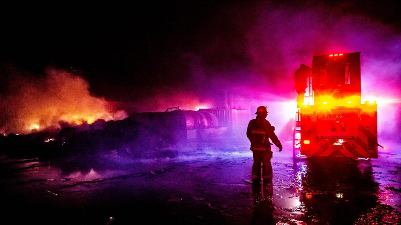 Feuerwehrmänner vor einem brennenden Lagerhaus in Riverside in Kalifornien am 31. Oktober 2019. Feuerwehrmänner vor einem brennenden Lagerhaus in Riverside in Kalifornien am 31. Oktober 2019.