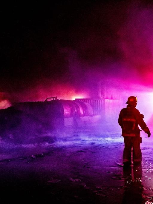Feuerwehrmänner vor einem brennenden Lagerhaus in Riverside in Kalifornien am 31. Oktober 2019.