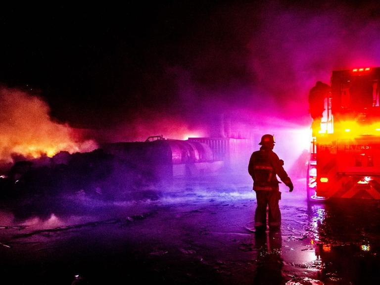 Feuerwehrmänner vor einem brennenden Lagerhaus in Riverside in Kalifornien am 31. Oktober 2019.
