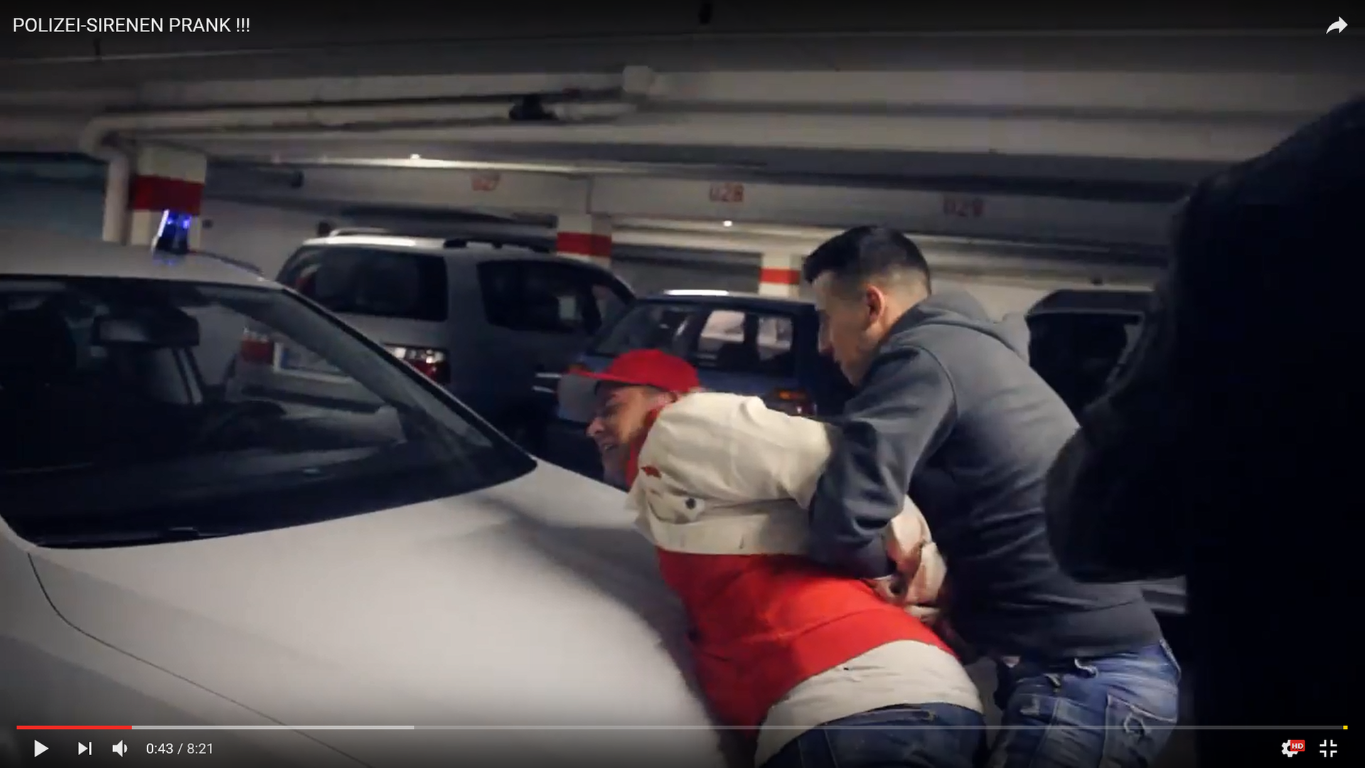 Leon Machère wird von seinen Kumpels in einer gestellten Szene auf die Motorhaube seines Wagens gedrückt (Bild: Screenshot aus dem YouTube Video "POLIZEI-SIRENEN PRANK !!!" von Leon Machère)