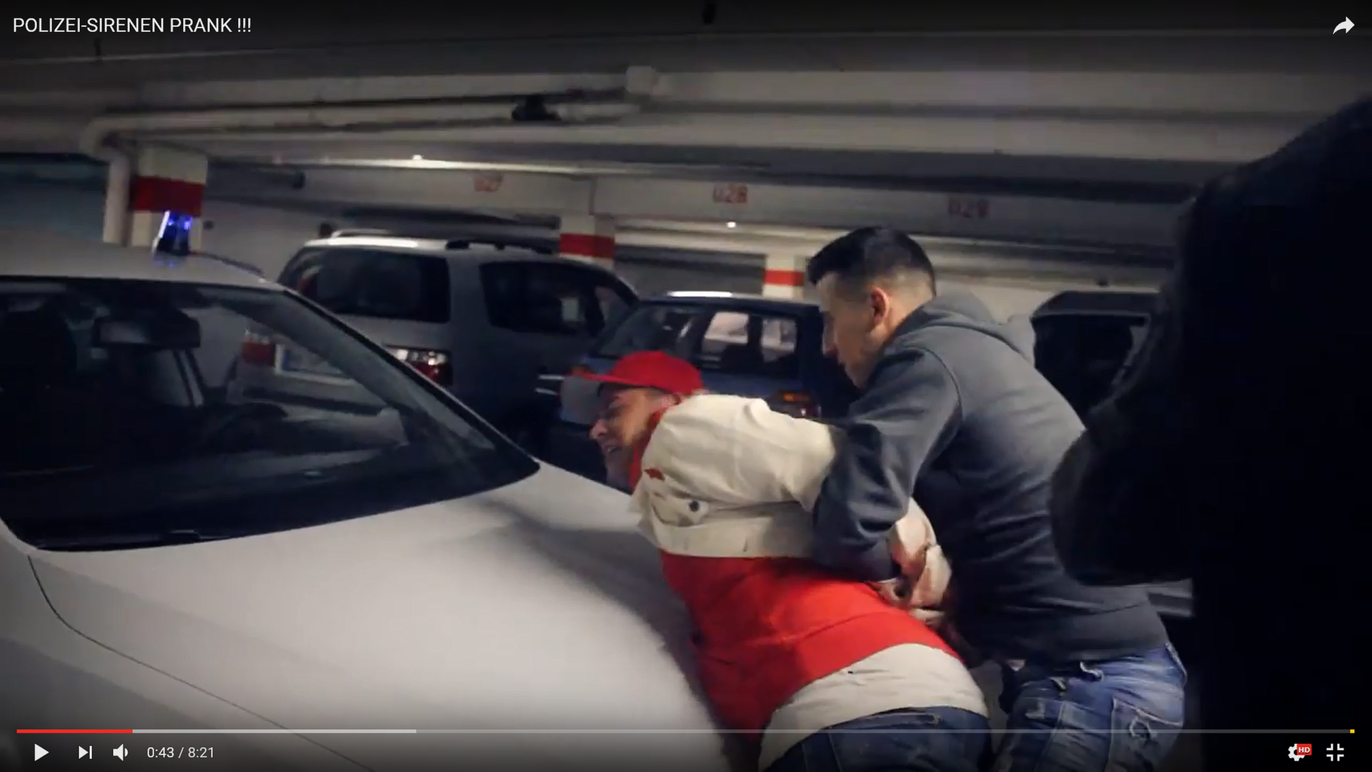 Leon Machère wird von seinen Kumpels in einer gestellten Szene auf die Motorhaube seines Wagens gedrückt (Bild: Screenshot aus dem YouTube Video "POLIZEI-SIRENEN PRANK !!!" von Leon Machère) Leon Machère wird von seinen Kumpels in einer gestellten Szene auf die Motorhaube seines Wagens gedrückt (Bild: Screenshot aus dem YouTube Video "POLIZEI-SIRENEN PRANK !!!" von Leon Machère)