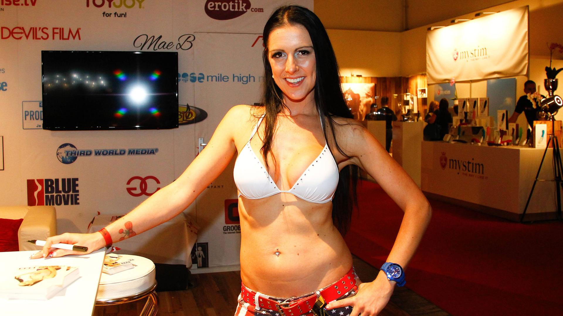 Erotikmodel Texas Patti auf 18. Erotikmesse Venus 2014 in Berlin. Erotikmodel Texas Patti auf 18. Erotikmesse Venus 2014 in Berlin.