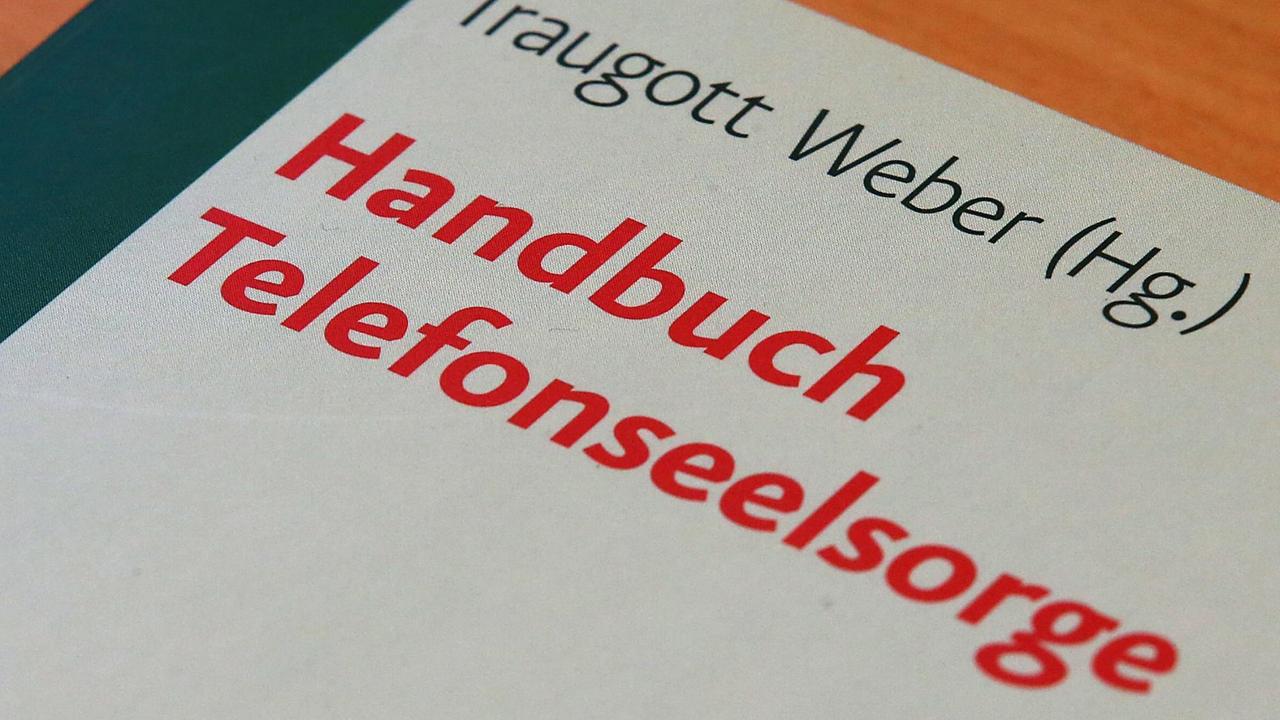 Das Handbuch Telefonseelsorge liegt vor einem Telefon in den Räumen der Telefonseelsorge. Das Handbuch Telefonseelsorge liegt vor einem Telefon in den Räumen der Telefonseelsorge.