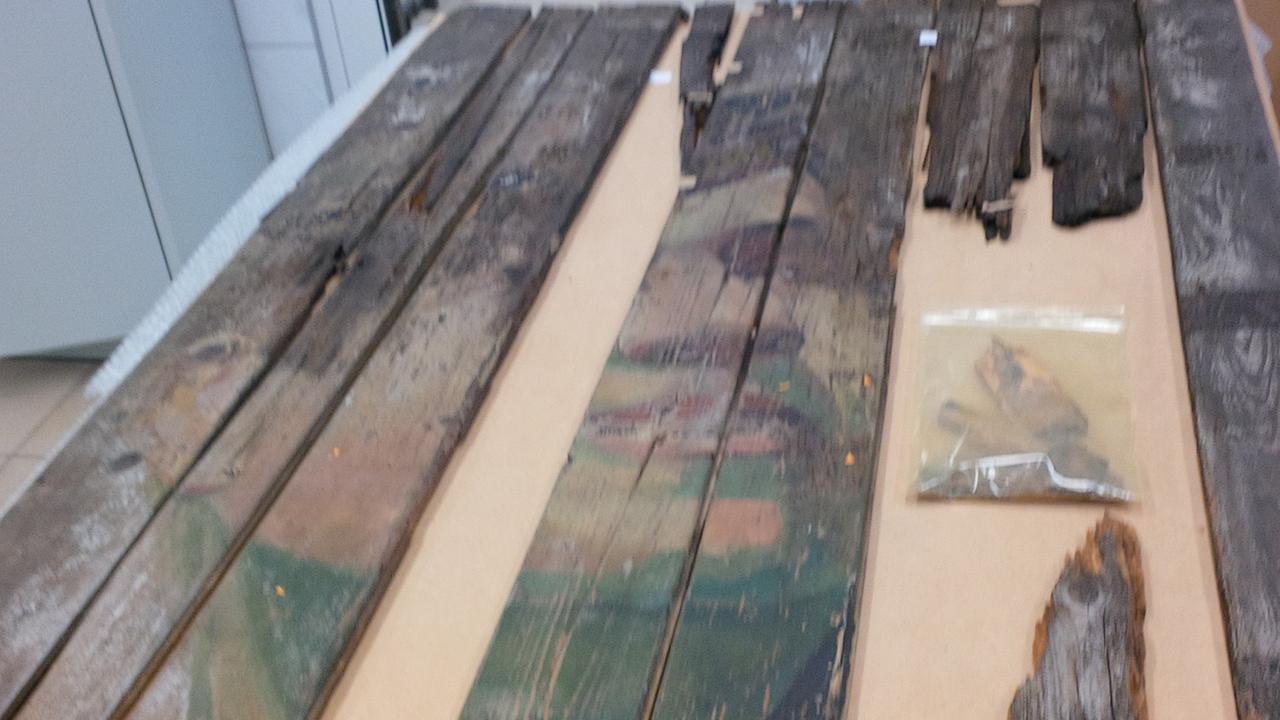 Fragmente eines Wandgemäldes von einem Gefangenen Fragmente eines Wandgemäldes von einem Gefangenen