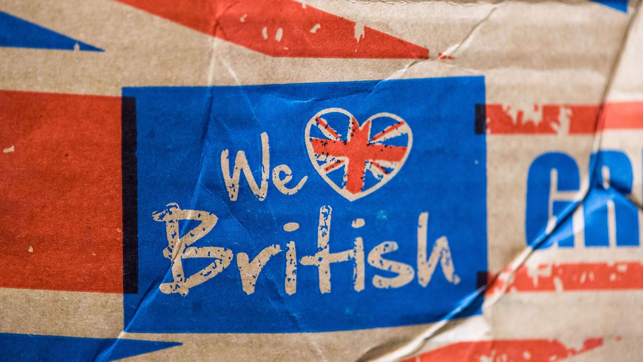 "We love British - Great British Produce" steht auf einem alten Karton. "We love British - Great British Produce" steht auf einem alten Karton.