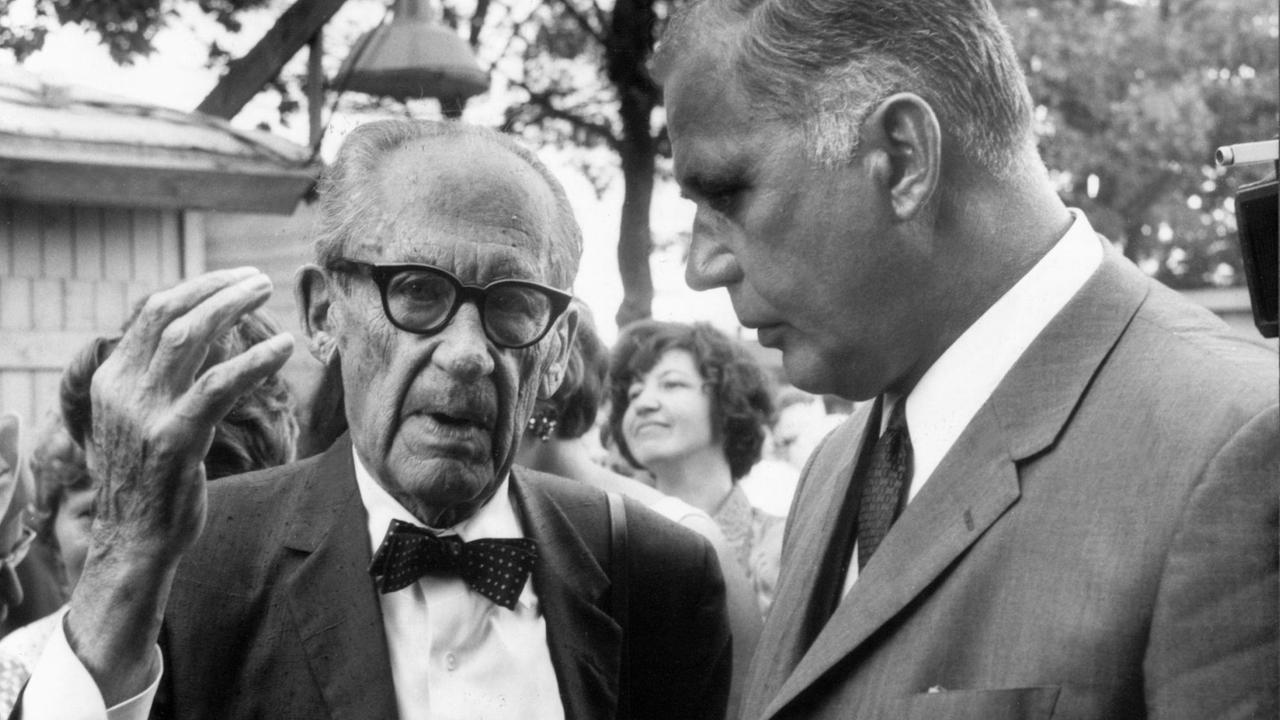 Walter Gropius (l.) und der Berliner Bausenator Rolf Schwedler 1968. Walter Gropius (l.) und der Berliner Bausenator Rolf Schwedler 1968.