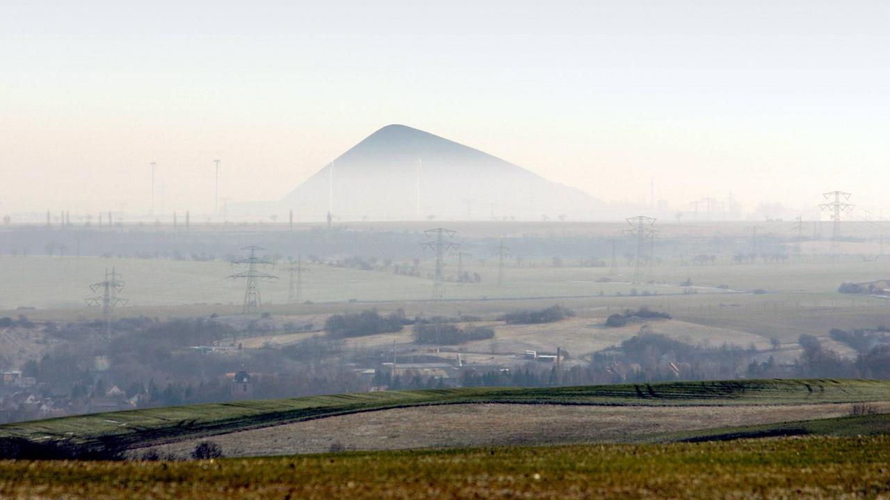 Bildnummer: 51081422 Datum: 25.01.2006 Copyright: imago/Hubert Jelinek Kupferabraumhalde im Mansfelder Land, Landschaft; 2006, Hettstedt, Abbau, Kupfer, Abraumhalde, Abraumhalden, Halde, Halden, Abraum, Kupferbergbau; , quer, Kbdig, Totale, Bergbau, Wirtschaft, Deutschland, , / Kupferabbau Bildnummer: 51081422 Datum: 25.01.2006 Copyright: imago/Hubert Jelinek Kupferabraumhalde im Mansfelder Land, Landschaft; 2006, Hettstedt, Abbau, Kupfer, Abraumhalde, Abraumhalden, Halde, Halden, Abraum, Kupferbergbau; , quer, Kbdig, Totale, Bergbau, Wirtschaft, Deutschland, , / Kupferabbau