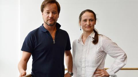 Johannes Öhman und Sasha Waltz, Intendanten des Berliner Staatsballetts, stehen nebeneinander an einer Ballettstange.