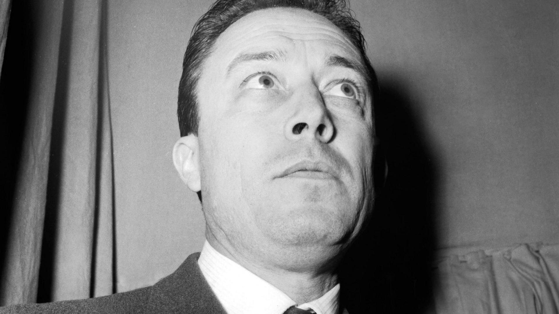 Portrait von Albert Camus beim literarischen Treffen im Mailänder Teatro Manzoni, 1954. Portrait von Albert Camus beim literarischen Treffen im Mailänder Teatro Manzoni, 1954.