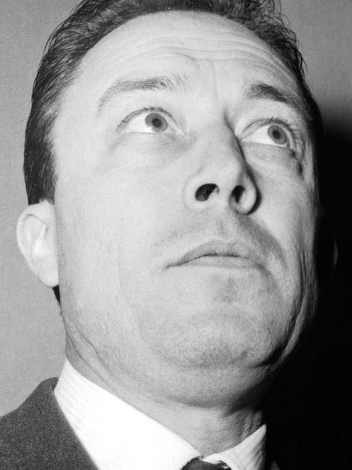 Portrait von Albert Camus beim literarischen Treffen im Mailänder Teatro Manzoni, 1954.