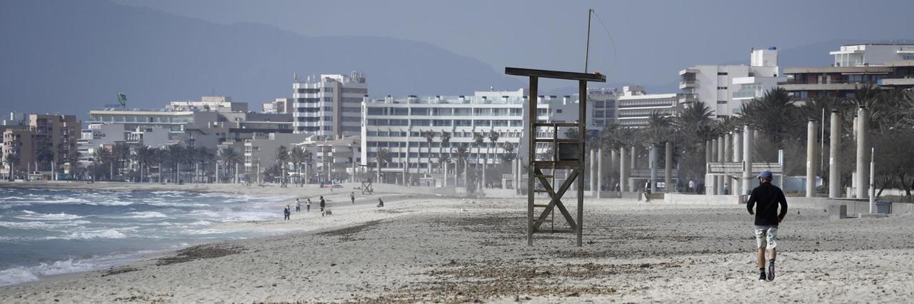 Ein Mann geht am Strand von Arenal auf Mallorca über den Sand. Deutsche Reiseveranstalter hoffen, dass sie Urlauber ab den Osterferien wieder nach Mallorca bringen können. Ein Mann geht am Strand von Arenal auf Mallorca über den Sand. Deutsche Reiseveranstalter hoffen, dass sie Urlauber ab den Osterferien wieder nach Mallorca bringen können.