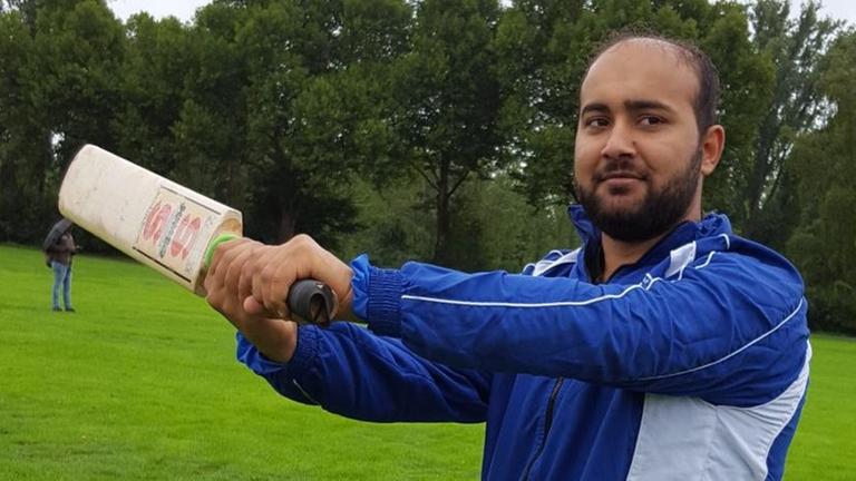 Arif Jamal mit einem Cricketschläger Arif Jamal mit einem Cricketschläger