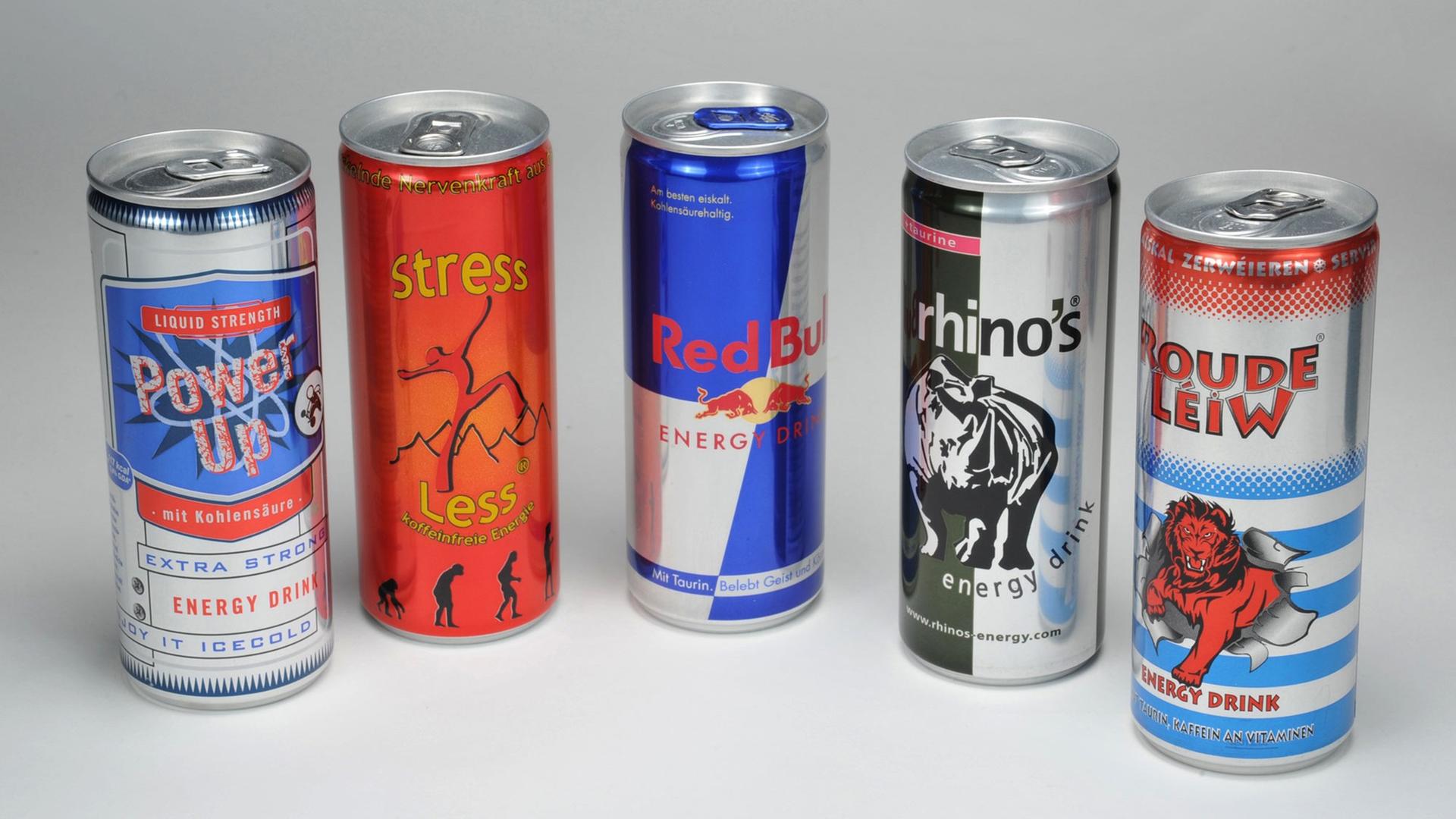 Eine Reihe Dosen mit Energy-Getränken verschiedener Marken Eine Reihe Dosen mit Energy-Getränken verschiedener Marken