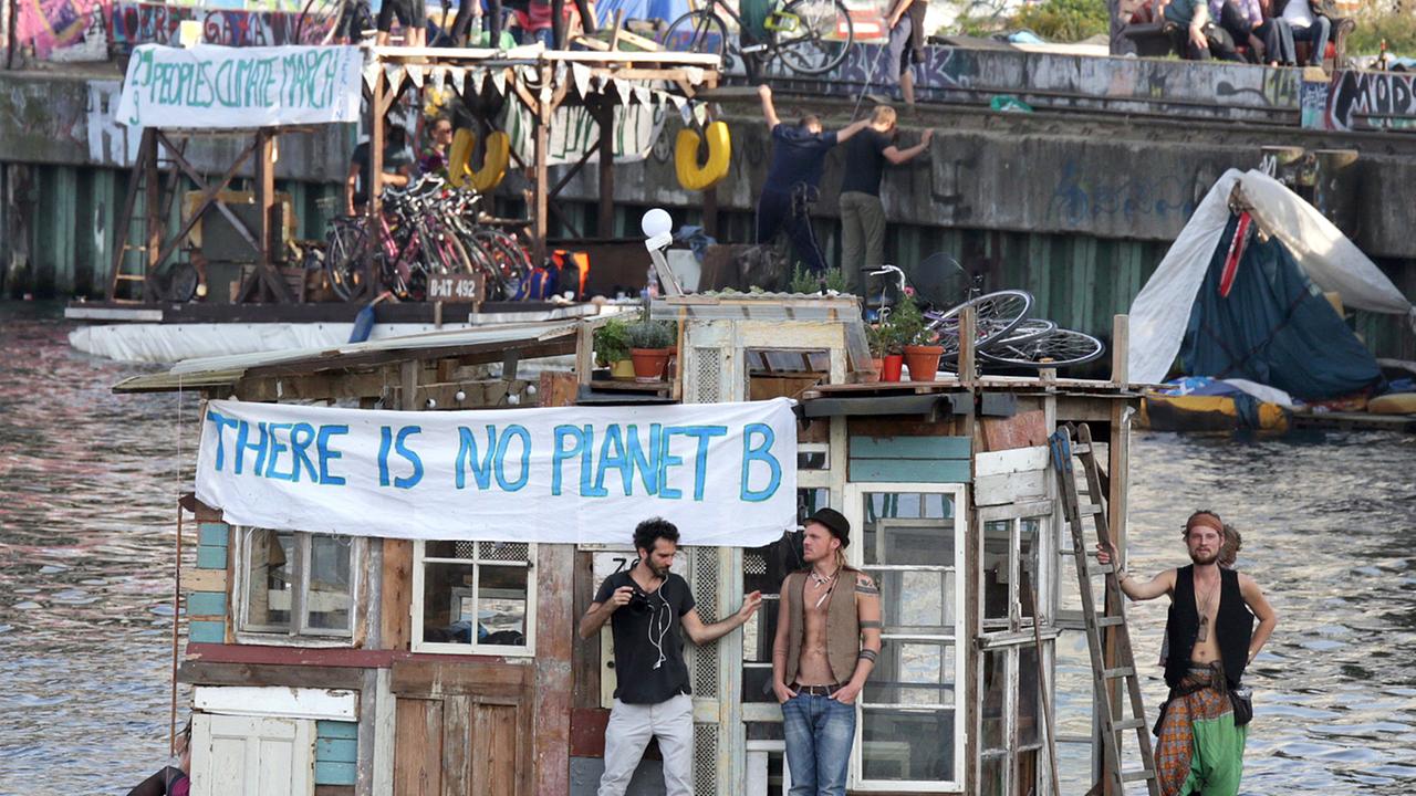 Ein Flashmob mit selbst-gebauten und recycelten Floß- und Boot-Konstruktionen anlässlich des UN-Klimagipfels auf der Spree in Berlin statt. Ein Flashmob mit selbst-gebauten und recycelten Floß- und Boot-Konstruktionen anlässlich des UN-Klimagipfels auf der Spree in Berlin statt.