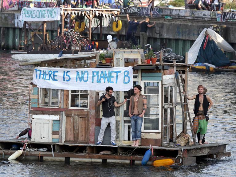 Ein Flashmob mit selbst-gebauten und recycelten Floß- und Boot-Konstruktionen anlässlich des UN-Klimagipfels auf der Spree in Berlin statt.