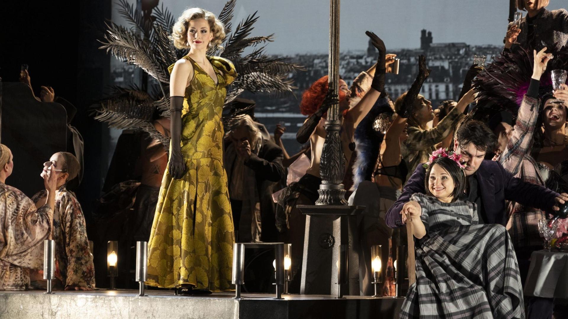 Szene aus "La Boheme" an der Komischen Oper Berlin Szene aus "La Boheme" an der Komischen Oper Berlin