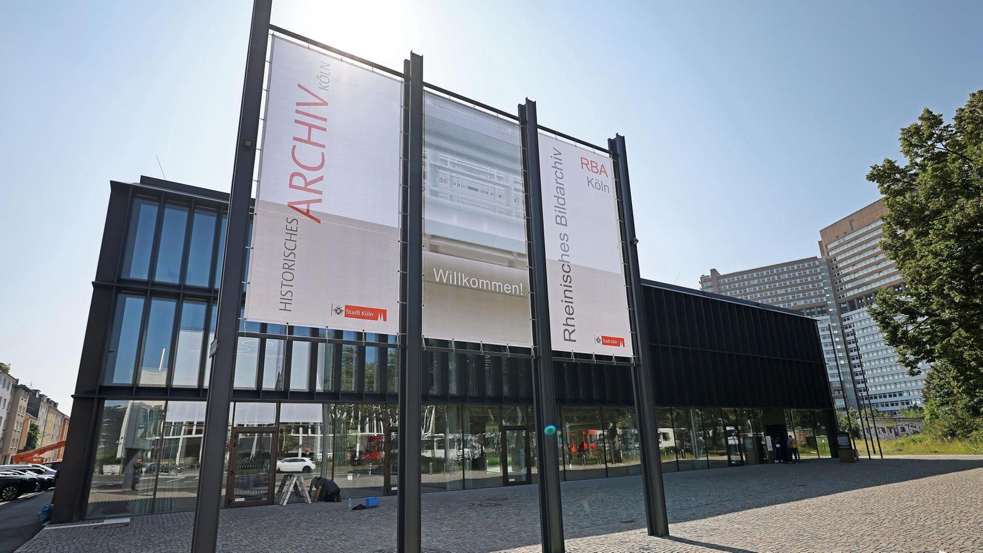 Das neue Stadt-Archiv ist in Köln eröffnet worden. Das neue Stadt-Archiv ist in Köln eröffnet worden.