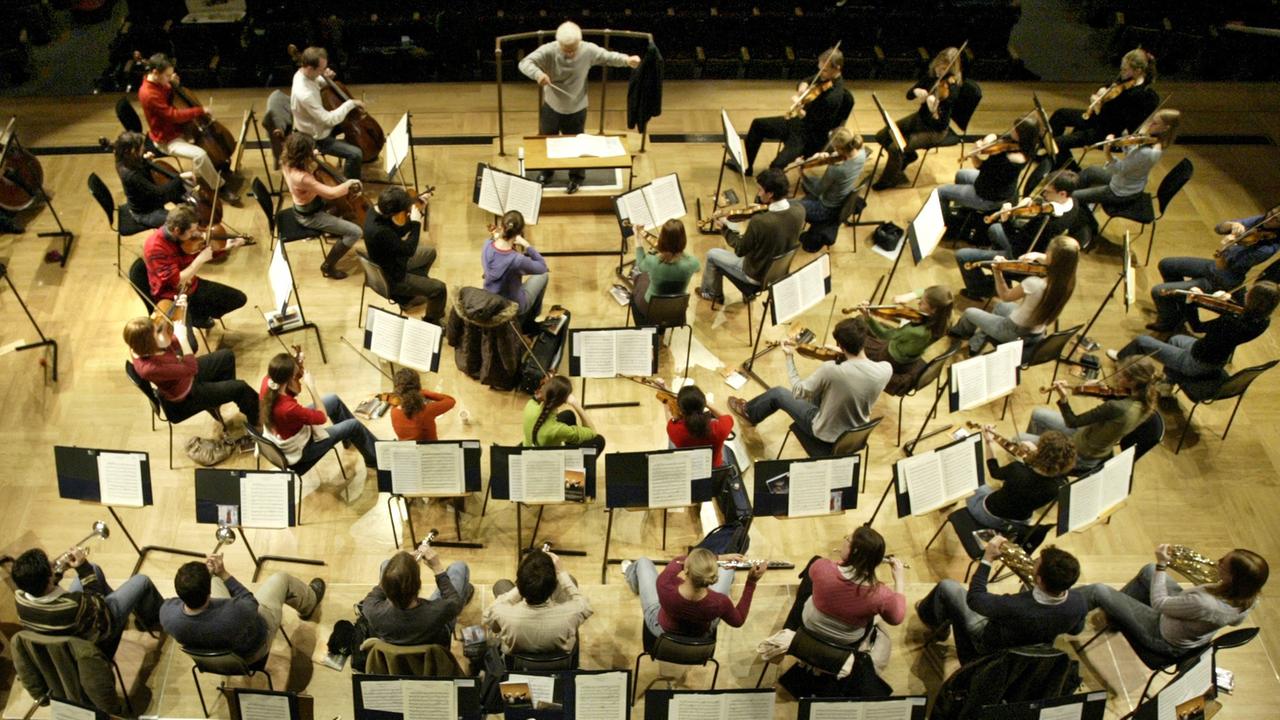 Das Europäische Jugendorchester (EUYO) wird während einer Probe am 24.11.2005 in der Cadogan Hall in London von Vladimir Ashkenazy dirigiert. Das Europäische Jugendorchester (EUYO) wird während einer Probe am 24.11.2005 in der Cadogan Hall in London von Vladimir Ashkenazy dirigiert.