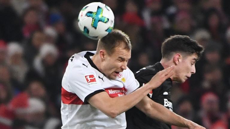 Die beiden Spieler mit geschlossenen Augen und verzerrten Gesichtern beim Kopfball-Duell. Die beiden Spieler mit geschlossenen Augen und verzerrten Gesichtern beim Kopfball-Duell.