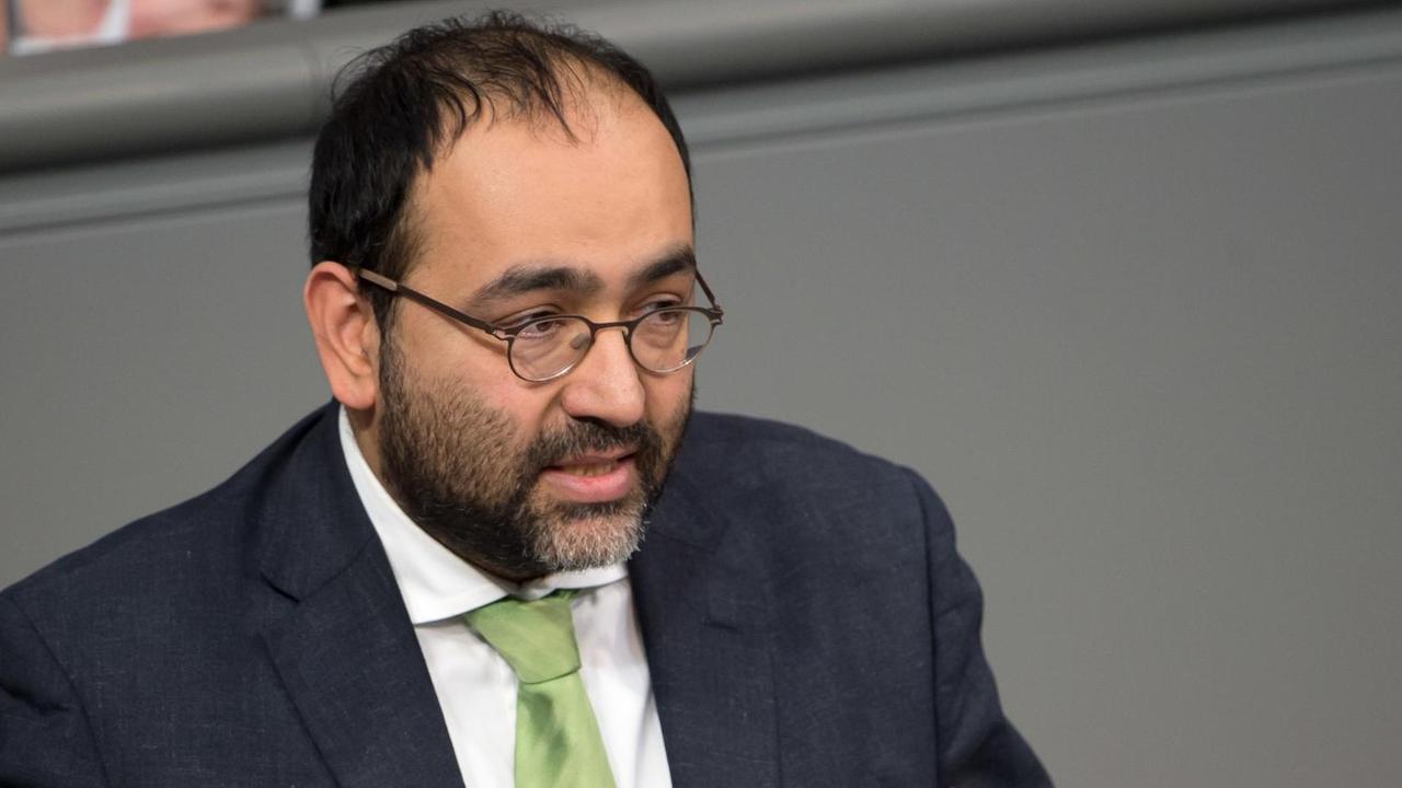 Omid Nouripour (Bündnis 90/Die Grünen) spricht 2014 im Bundestag in Berlin. Omid Nouripour (Bündnis 90/Die Grünen) spricht 2014 im Bundestag in Berlin.