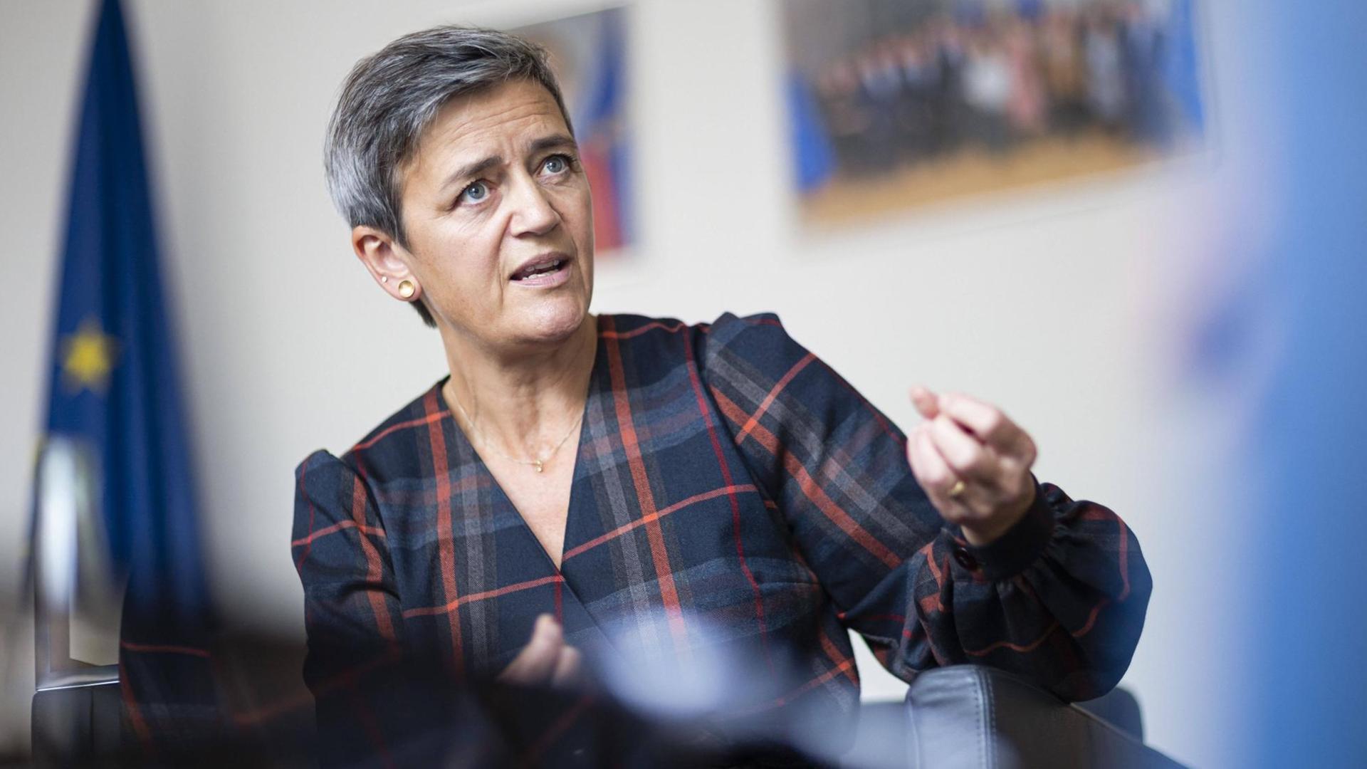 Margrethe Vestager gestikuliert während eines Interviews Margrethe Vestager gestikuliert während eines Interviews