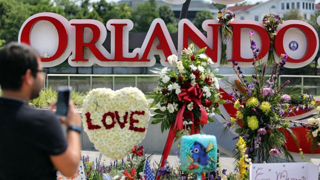 Eine improvisierte Gedenkstätte in Orlando im US-Bundesstaat Florida erinnert an die 49 Opfer des Attentats auf einen Nachtclub.