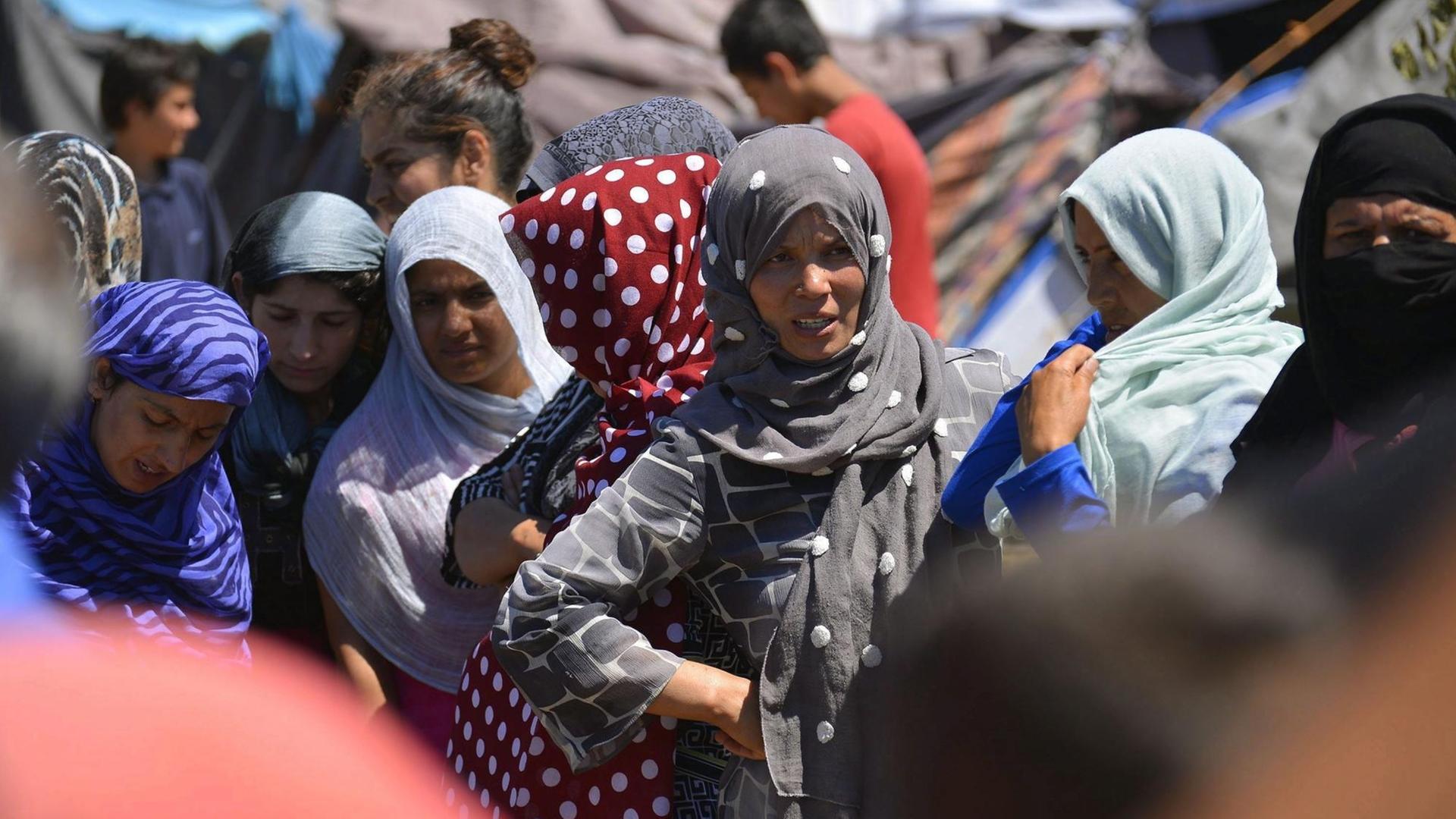 Gruppe von Frauen, die in einer Reihe stehen Gruppe von Frauen, die in einer Reihe stehen