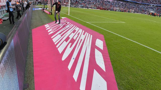 Eine Werbebande des Streamingsportals Magenta Sports der Telekom in einem Fußballstadion