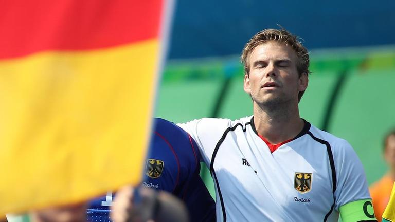 Deutschlands ehemaliger Hockey-Nationalmannschaftskapitän Moritz Fürste während der Nationalhymne Deutschlands ehemaliger Hockey-Nationalmannschaftskapitän Moritz Fürste während der Nationalhymne
