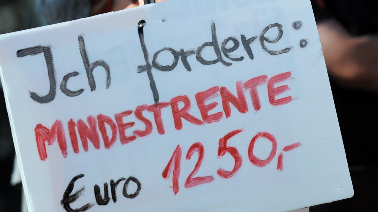 Eine Demonstrantin zeigt am 04.10.2014 in Berlin ein Schild mit der Aufschrift "Ich fordere: Mindestrente Euro 1250,-". Eine Demonstrantin zeigt am 04.10.2014 in Berlin ein Schild mit der Aufschrift "Ich fordere: Mindestrente Euro 1250,-".