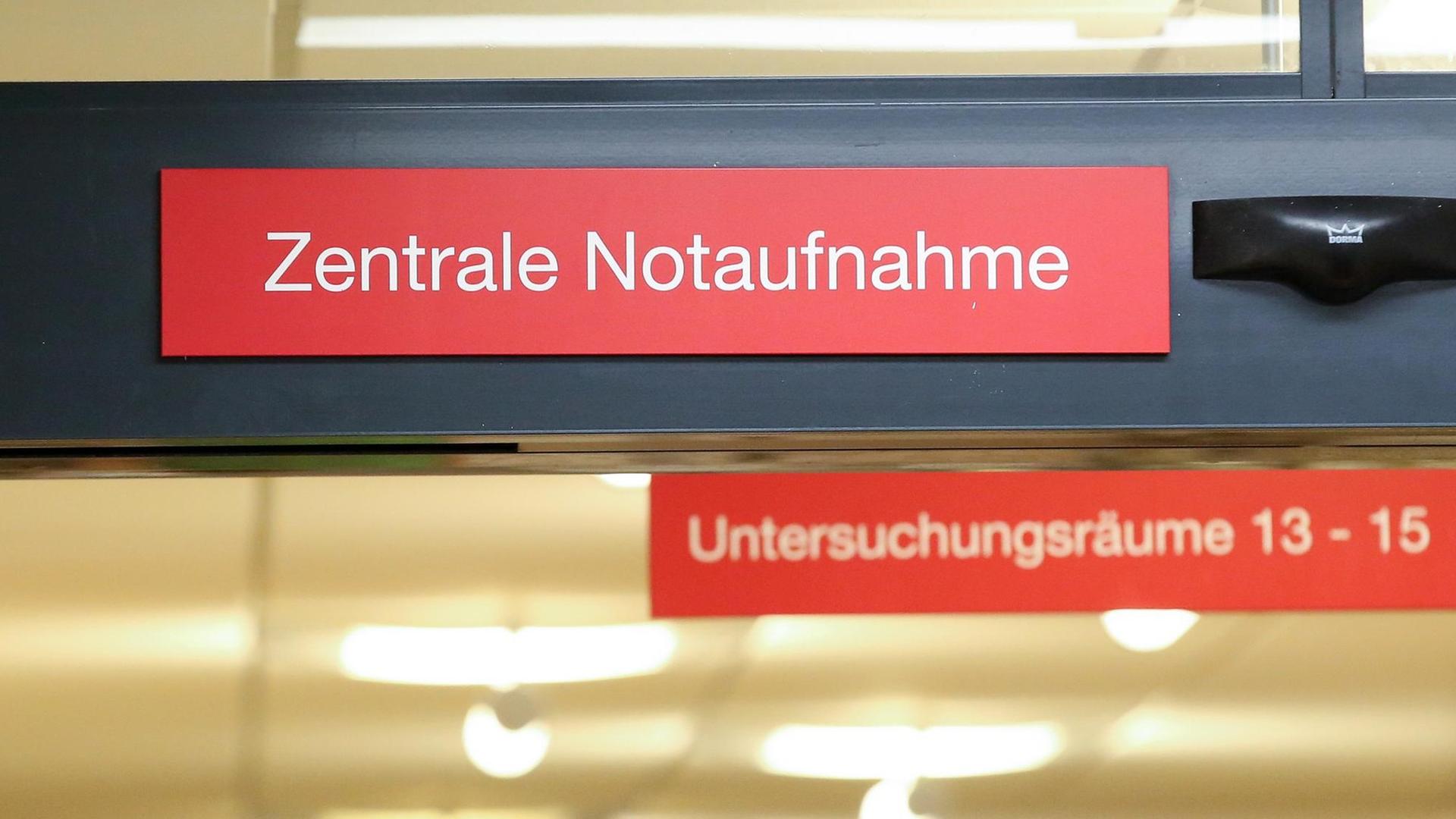 Ein Schild mit der Aufschrift "Zentrale Notaufnahme" . Ein Schild mit der Aufschrift "Zentrale Notaufnahme" .