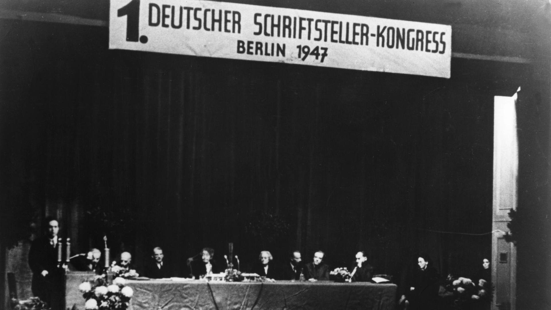 Erster Deutscher Schriftstellerkongress in den Kammerspielen des deutschen Theaters in Berlin unter Vorsitz von Ricarda Huch, 4.–8. Oktober 1947. Von links sitzend: Paul Ziegler (?), Rudolf Leonhard, Günther Weisenborn, Ricarda Huch, Hertha v. Gebhardt, Alfred Kantorowicz, Herman Ould, Friedrich Wolf u. Elisabeth Langgässer. Erster Deutscher Schriftstellerkongress in den Kammerspielen des deutschen Theaters in Berlin unter Vorsitz von Ricarda Huch, 4.–8. Oktober 1947. Von links sitzend: Paul Ziegler (?), Rudolf Leonhard, Günther Weisenborn, Ricarda Huch, Hertha v. Gebhardt, Alfred Kantorowicz, Herman Ould, Friedrich Wolf u. Elisabeth Langgässer.