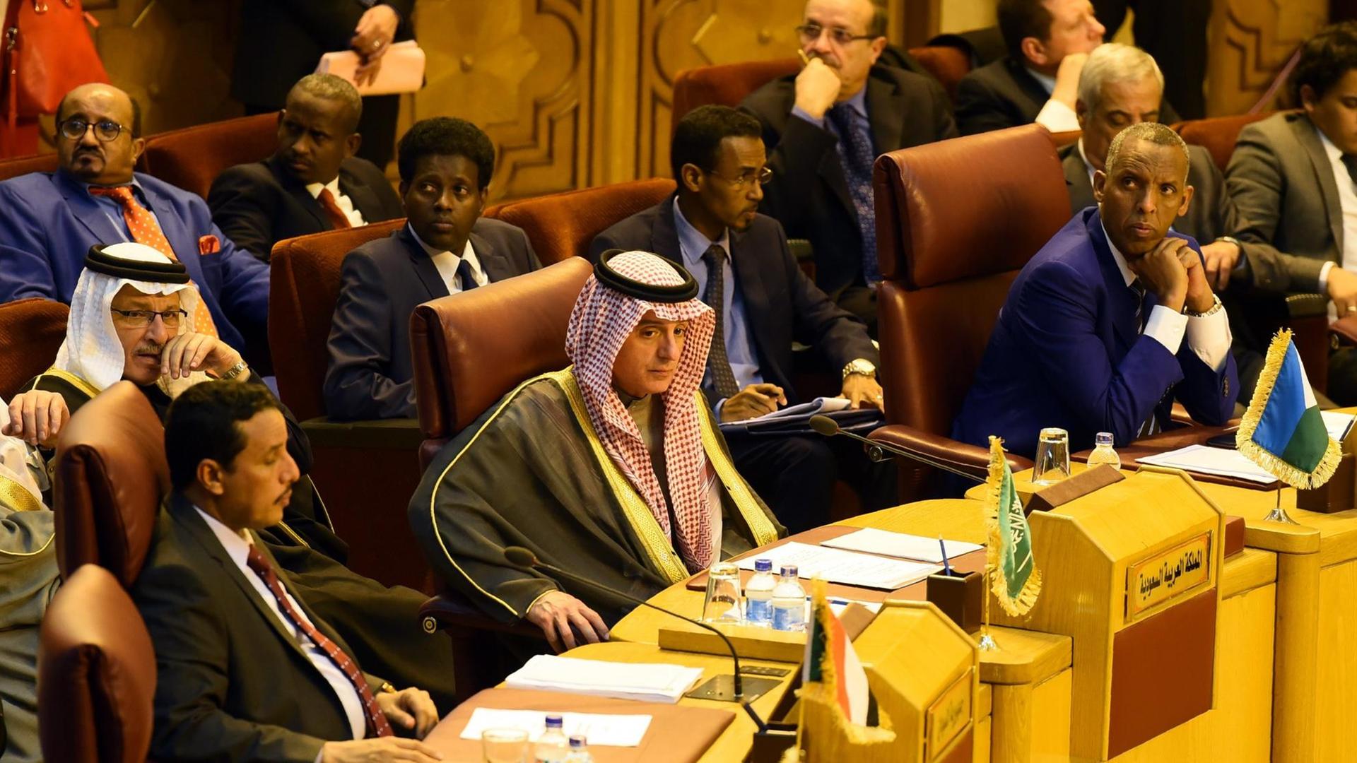 Der saudische Außenminister Adel al-Jubeir (Mitte) bei einer Dringlichkeitssitzung der Arabischen Liga in Kairo. Der saudische Außenminister Adel al-Jubeir (Mitte) bei einer Dringlichkeitssitzung der Arabischen Liga in Kairo.