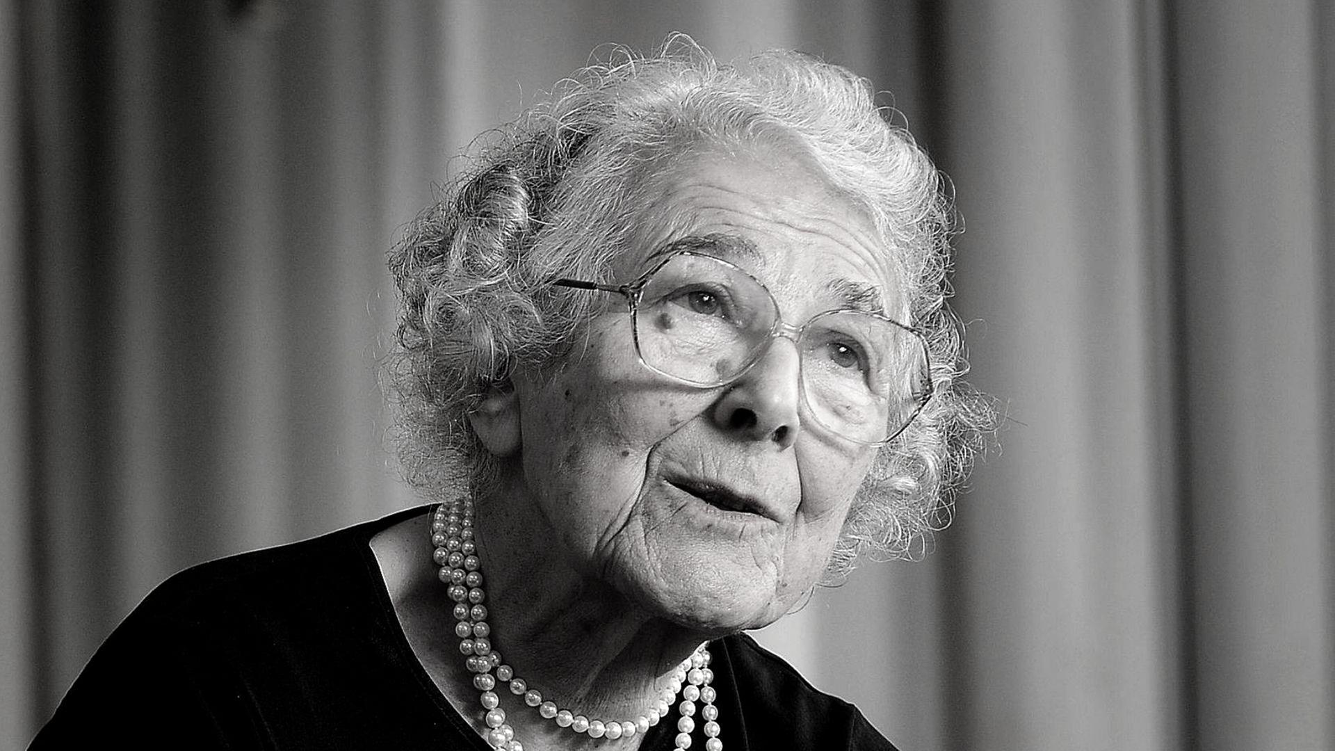 Ein schwarz-weiß-Porträt von Judith Kerr, Kinderbuchautorin, in Berlin geboren, lebte aber in London. Ein schwarz-weiß-Porträt von Judith Kerr, Kinderbuchautorin, in Berlin geboren, lebte aber in London.