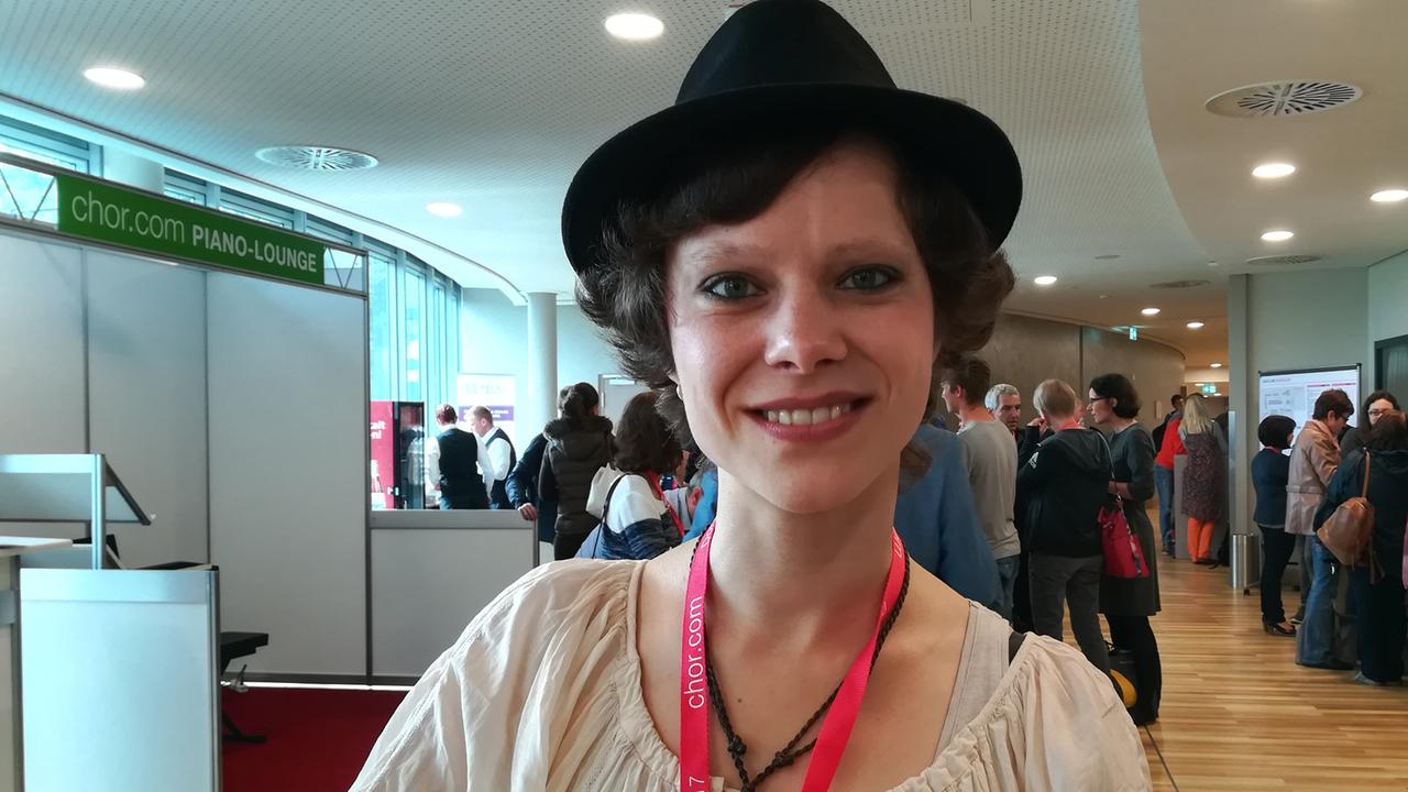 Anna Maria Hefele ist Virtuosin des Obertongesangs. Anna Maria Hefele ist Virtuosin des Obertongesangs.