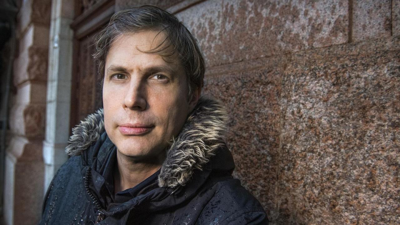 Der Schriftsteller Daniel Kehlmann steht in einer Winterjacke an eine Hauswand gelehnt. Der Schriftsteller Daniel Kehlmann steht in einer Winterjacke an eine Hauswand gelehnt.