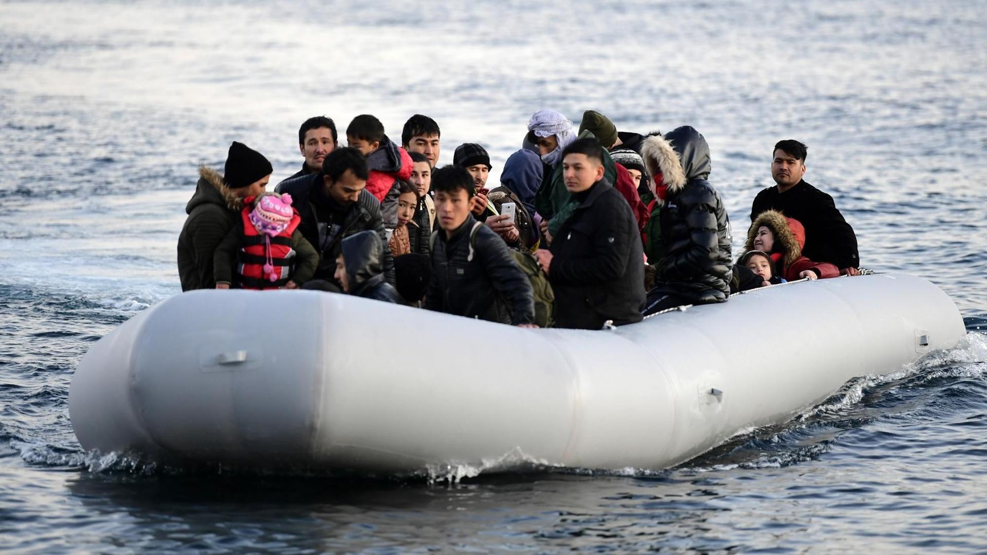 Migranten fahren in einem Boot, kurz bevor sie ein Dorf auf der griechischen Insel Lesbos erreichen über die Ägäis von der Türkei aus kommend. 