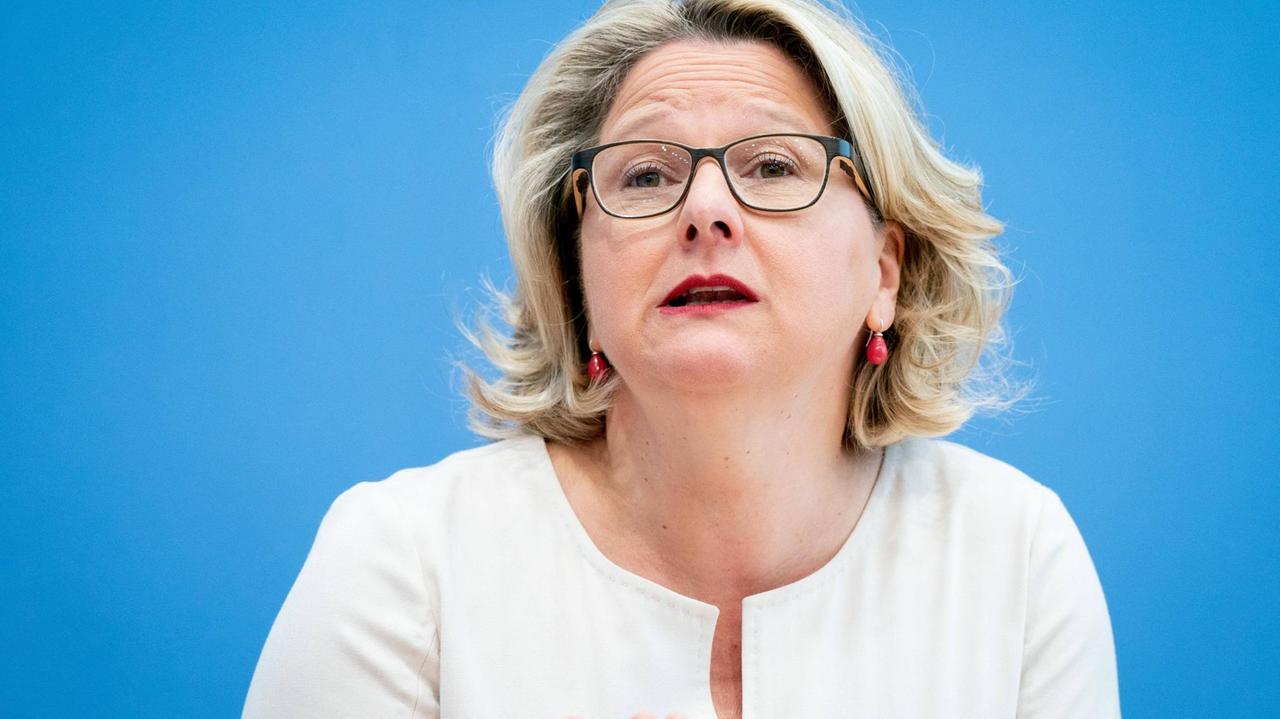Bundesumweltministerin Svenja Schulze (SPD) stellt drei Gutachten zur möglichen Ausgestaltung eines CO2-Preises in der Bundespressekonferenz vor