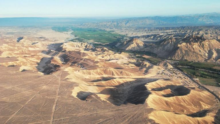 Typische Landschaft des Nasca-Gebiets, Peru Typische Landschaft des Nasca-Gebiets, Peru