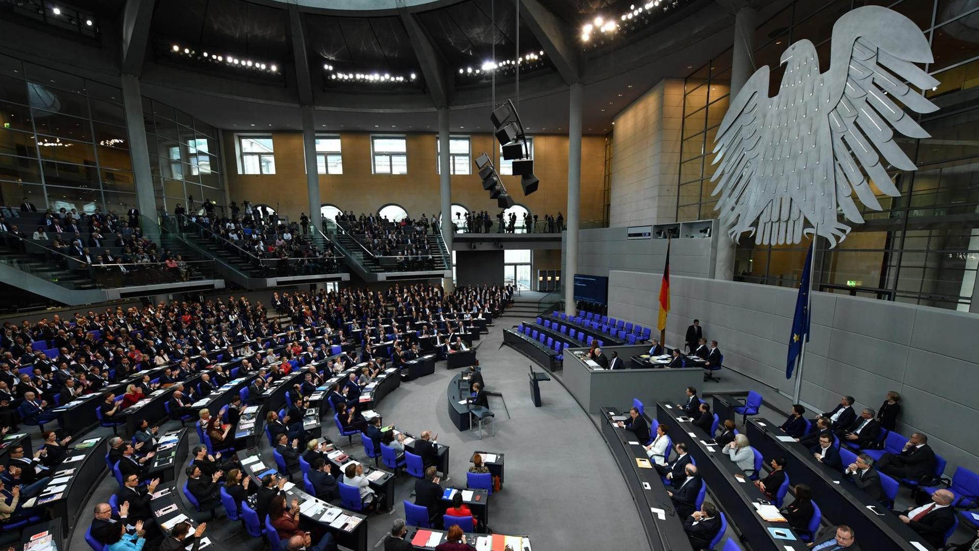 Die Abgeordneten hören bei der konstituierenden Sitzung des 19. Deutschen Bundestages am 24.10.2017 im Plenarsaal im Reichstagsgebäude in Berlin der ersten Rede von Wolfgang Schäuble als neugewählten Bundestagspräsident zu.