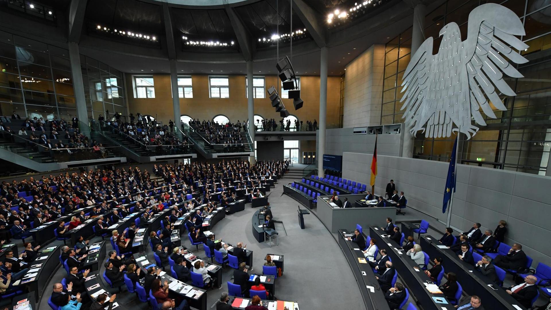 Die Abgeordneten hören bei der konstituierenden Sitzung des 19. Deutschen Bundestages am 24.10.2017 im Plenarsaal im Reichstagsgebäude in Berlin der ersten Rede von Wolfgang Schäuble als neugewählten Bundestagspräsident zu. Die Abgeordneten hören bei der konstituierenden Sitzung des 19. Deutschen Bundestages am 24.10.2017 im Plenarsaal im Reichstagsgebäude in Berlin der ersten Rede von Wolfgang Schäuble als neugewählten Bundestagspräsident zu.