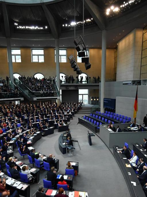 Die Abgeordneten hören bei der konstituierenden Sitzung des 19. Deutschen Bundestages am 24.10.2017 im Plenarsaal im Reichstagsgebäude in Berlin der ersten Rede von Wolfgang Schäuble als neugewählten Bundestagspräsident zu.