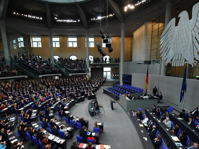 Die Abgeordneten hören bei der konstituierenden Sitzung des 19. Deutschen Bundestages am 24.10.2017 im Plenarsaal im Reichstagsgebäude in Berlin der ersten Rede von Wolfgang Schäuble als neugewählten Bundestagspräsident zu.